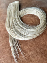 Load image into Gallery viewer, Champagne hybrid weft arranged in a loop