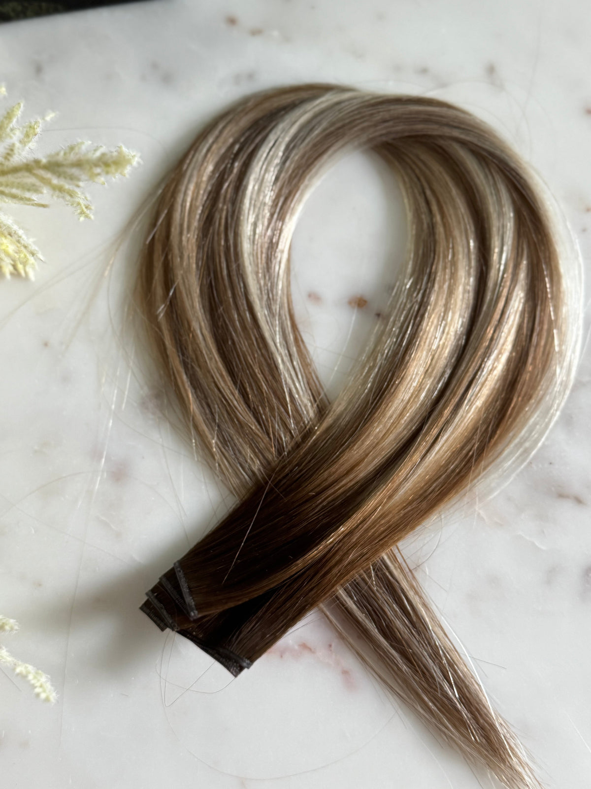 Darcie 22-inch hybrid weft hair extensions arranged in a loop, full product view