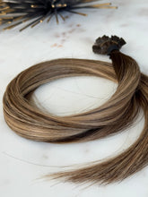 Load image into Gallery viewer, KALLEE 18-inch K-tip hair extensions showing the full hair length and keratin tips