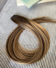 Load image into Gallery viewer, Close-up of the Kallee 22-inch hybrid weft warm rooted ombre color and hair texture