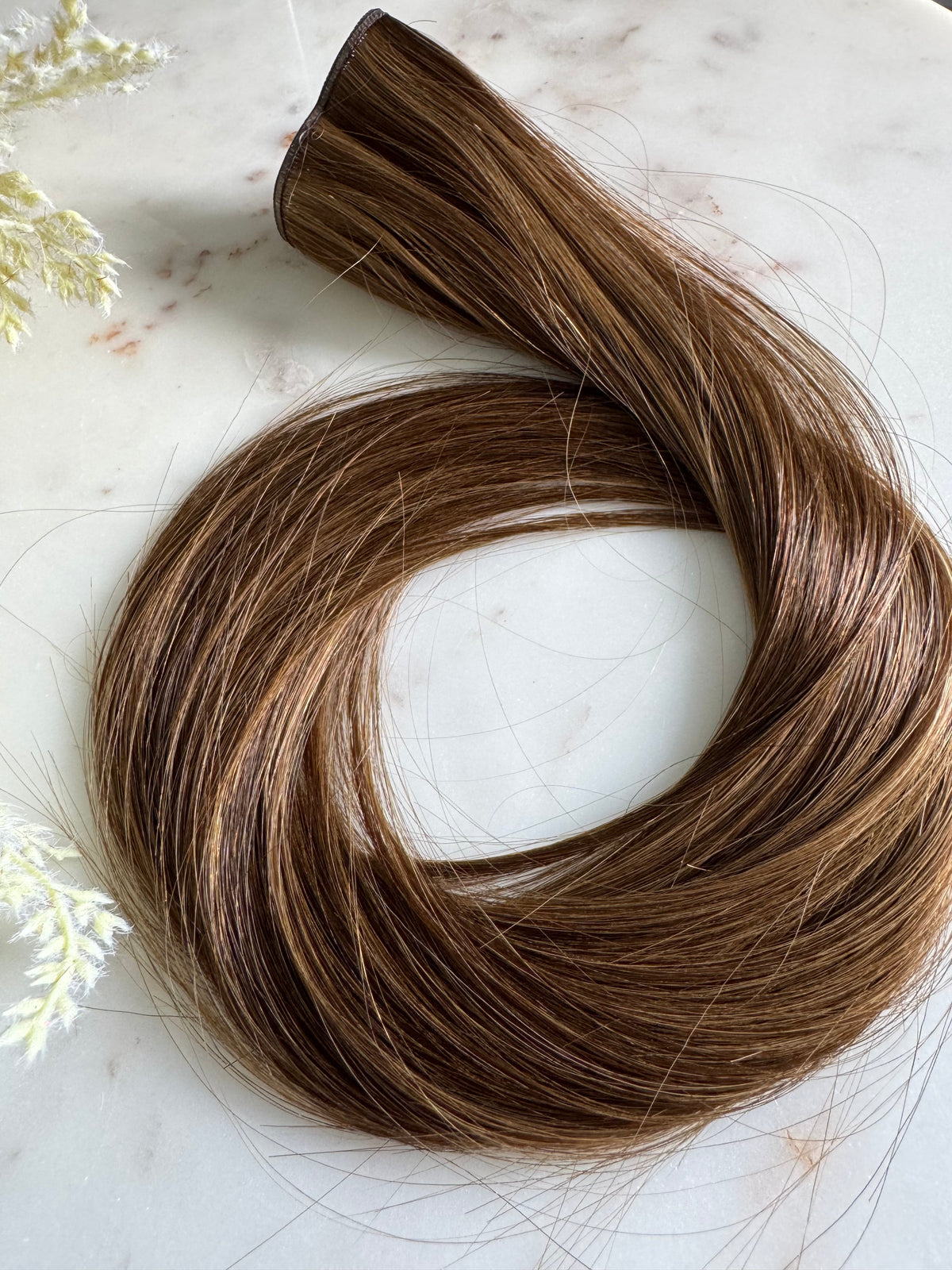 Sasha 22-inch hybrid weft hair extension, centered product view