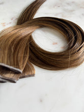 Load image into Gallery viewer, Sasha 22-inch hybrid weft hair extension weft and color detail